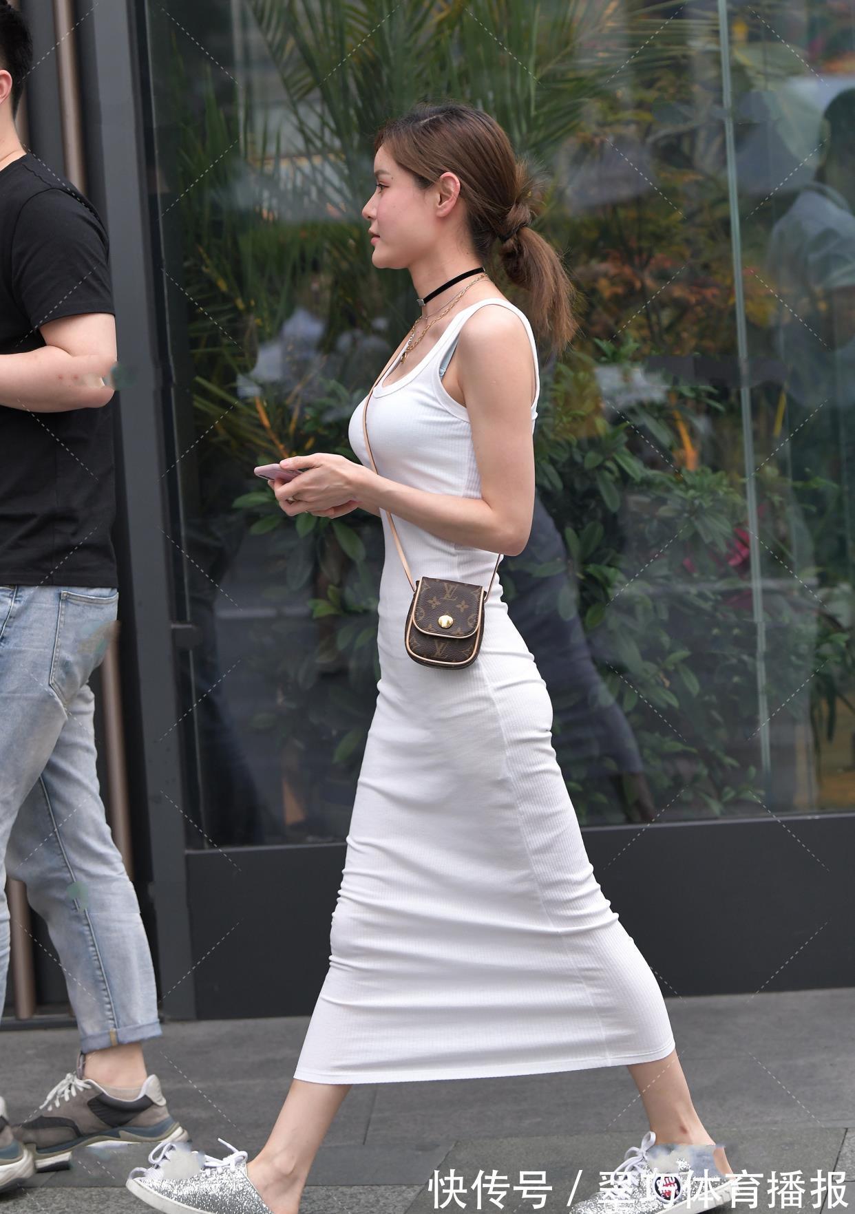 料子 方领针织长裙搭配休闲帆布鞋,轻松舒适,端庄性感的简约穿搭