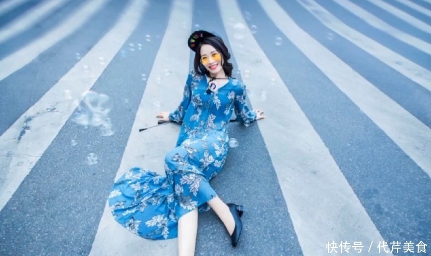 90后新娘把奶奶50年前的婚纱拿来拍照,路人都惊到了,精修图太美