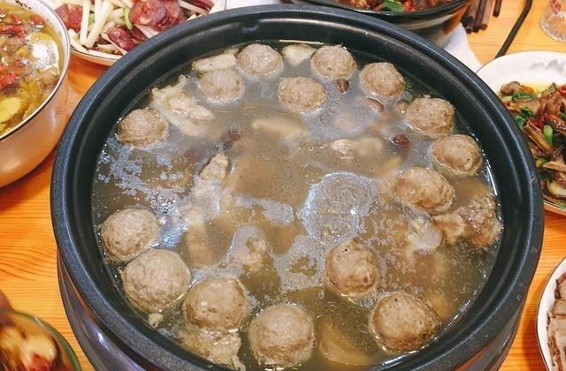 舅舅80大寿，媳妇做了12个菜，晒到朋友圈火了，网友：不比饭店差