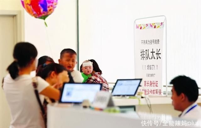 投诉|儿子半夜发烧,医院排800多号宝妈愤怒投诉,医生:无理取闹