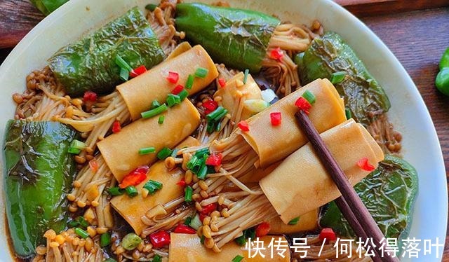 食材|这几样食材一串一卷，煸一煸淋上酱汁煮2分钟，好吃到停不了筷子！