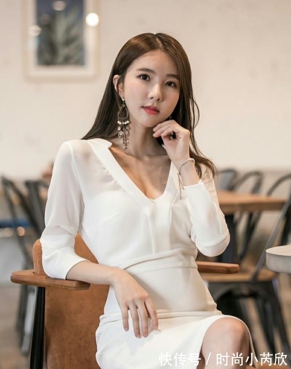 穿搭 简单时尚穿搭,宽松修身半身裙,清新减龄更具美感