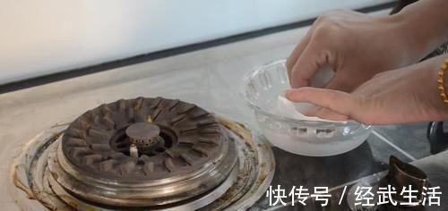 家家户户|在灶台上放几张纸巾,作用真强大,解决家家户户困扰的烦恼,实用