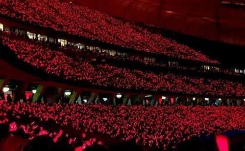 小声|华晨宇演唱会中场休息忘关麦,他小声嘀咕9个字,明星不好当!