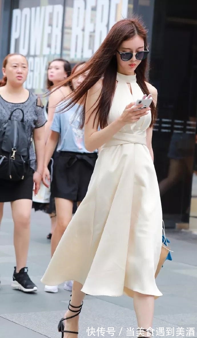 外套 高腰的黑色短裤,显瘦的同时,又能够让双腿显得修长又迷人