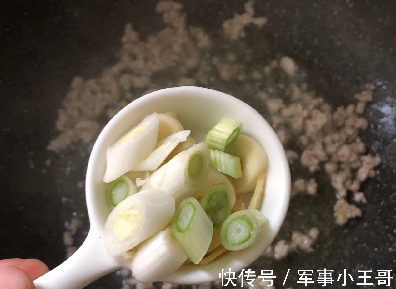 豆角肉沫汤面，味道鲜美，吃了之后胃暖暖的