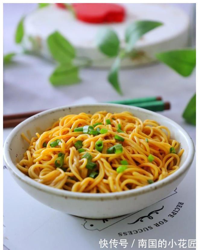 夏天|夏天，就爱这碗凉拌面，鲜香开胃，5分钟上桌，好吃到舔碗底