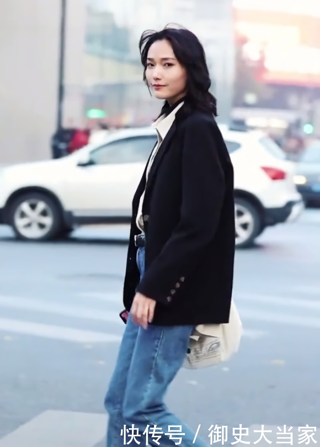 穿西装别搭西装裤了,配“气球裤”比什么都强,显高又显瘦!