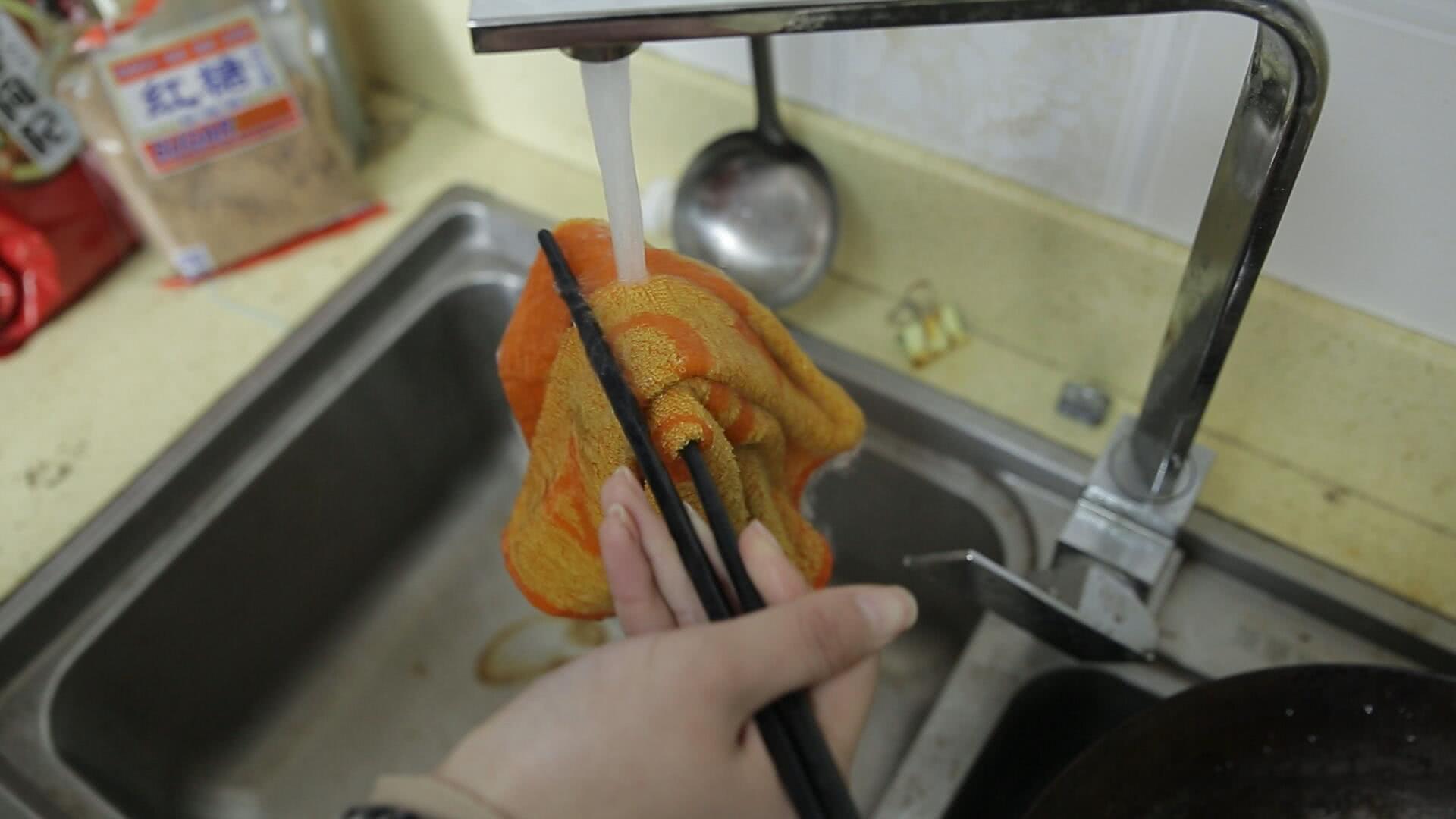 抹布和鸡蛋壳煮一煮，没想到这么厉害，解决困扰家庭主妇的一难题