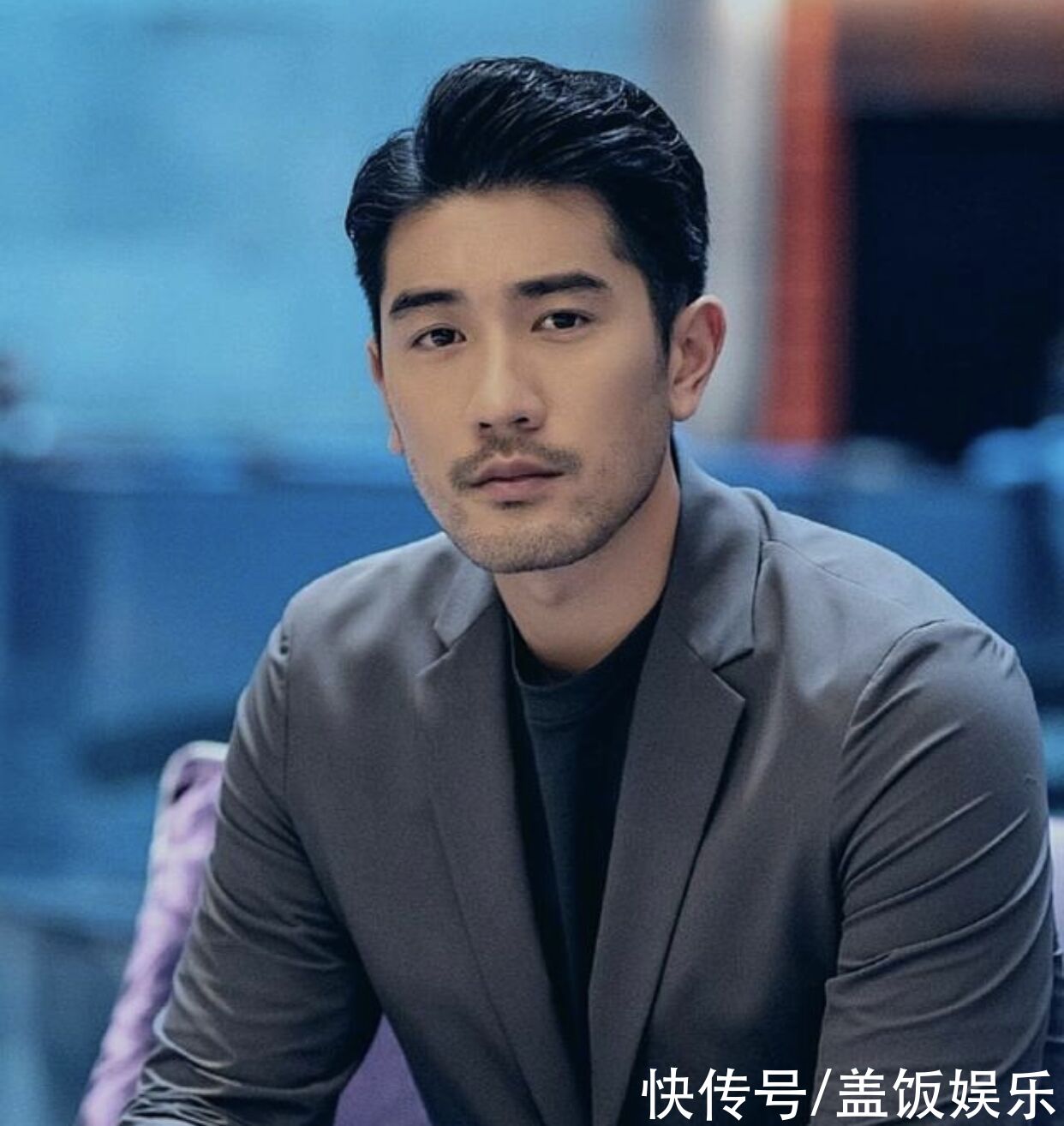 苏有朋|太危险！《中餐厅》多位艺人摔倒，棚顶突然坍塌，安全问题引争议