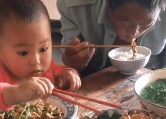 爷爷|“你养我长大,我陪你变老”,萌娃瞪大眼睛,为爷爷“夹菜”火了