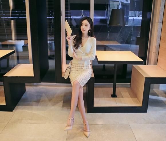 孙允珠长发飘逸气质典雅，穿V领长袖上衣搭镂空包臀裙，性感迷人