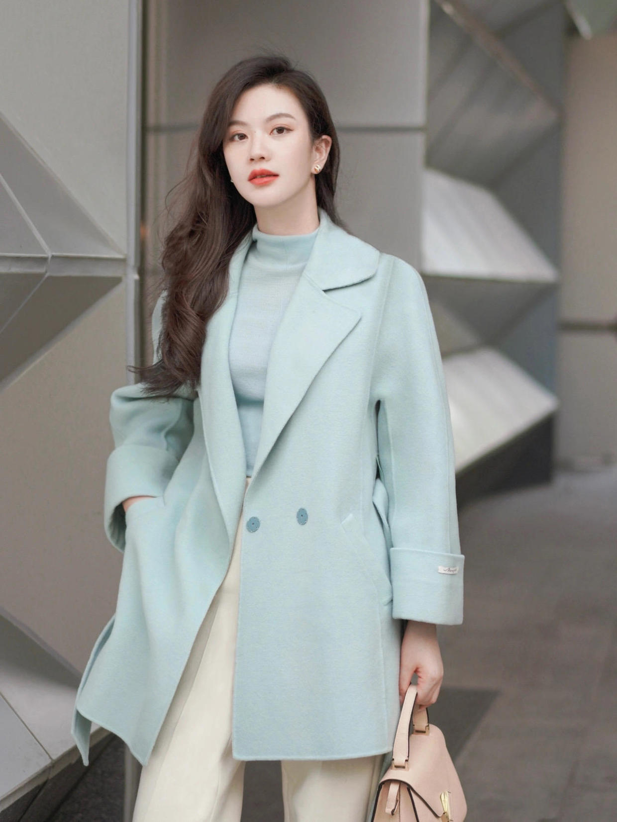 大女人 冬季穿衣越简单越高级,看看这些大衣穿搭,优雅温柔又不显胖