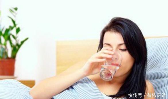 肠胃疾病|清晨起床不可空腹喝水专家给出明确回复，看完记得提醒家人