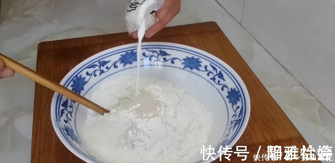 保鲜膜|早餐新吃法，面粉里加1个鸡蛋，放入冰箱冷藏，比油条麻花都好吃