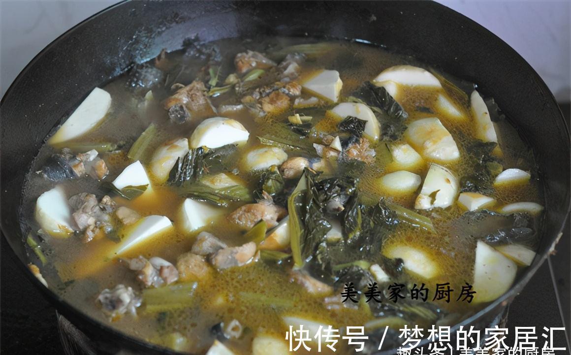 酸菜|秋天干燥，一道“土匪菜”常上桌，3种食材1锅烧，好吃又养胃！