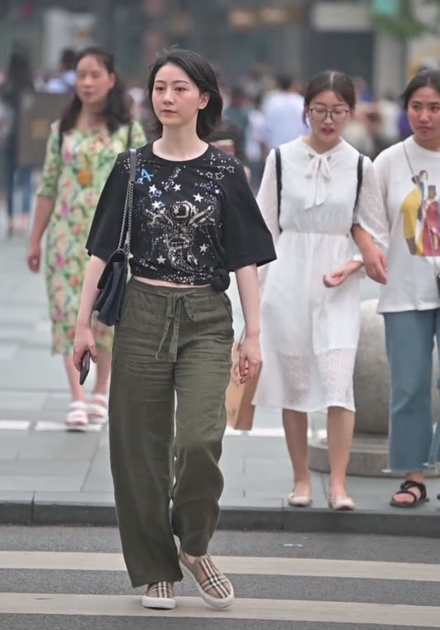 老爷爷 匡威都做不到!但“老爷爷布鞋”却拯救她一身老土装扮,超酷!