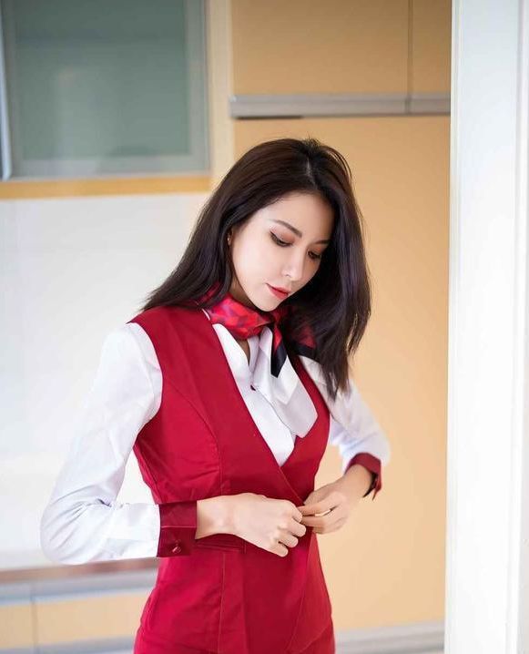 时尚 红色马甲搭配红色包臀裙,内搭白色衬衫,干练感十足又充满女人味