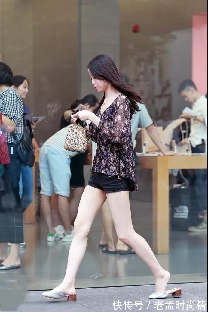 苗条|街拍: 长得靓丽可人, 腿又细又白, 逛街的苗条美女, 身材偏瘦!