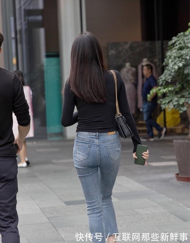 阔腿裤 花色打底裤搭配黑色上衣,运用叠穿,变得更有时尚感!