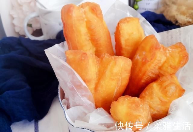 面食|炸油条传统做法,不放泡打粉也不加小苏打,油条个个香酥蓬松健康