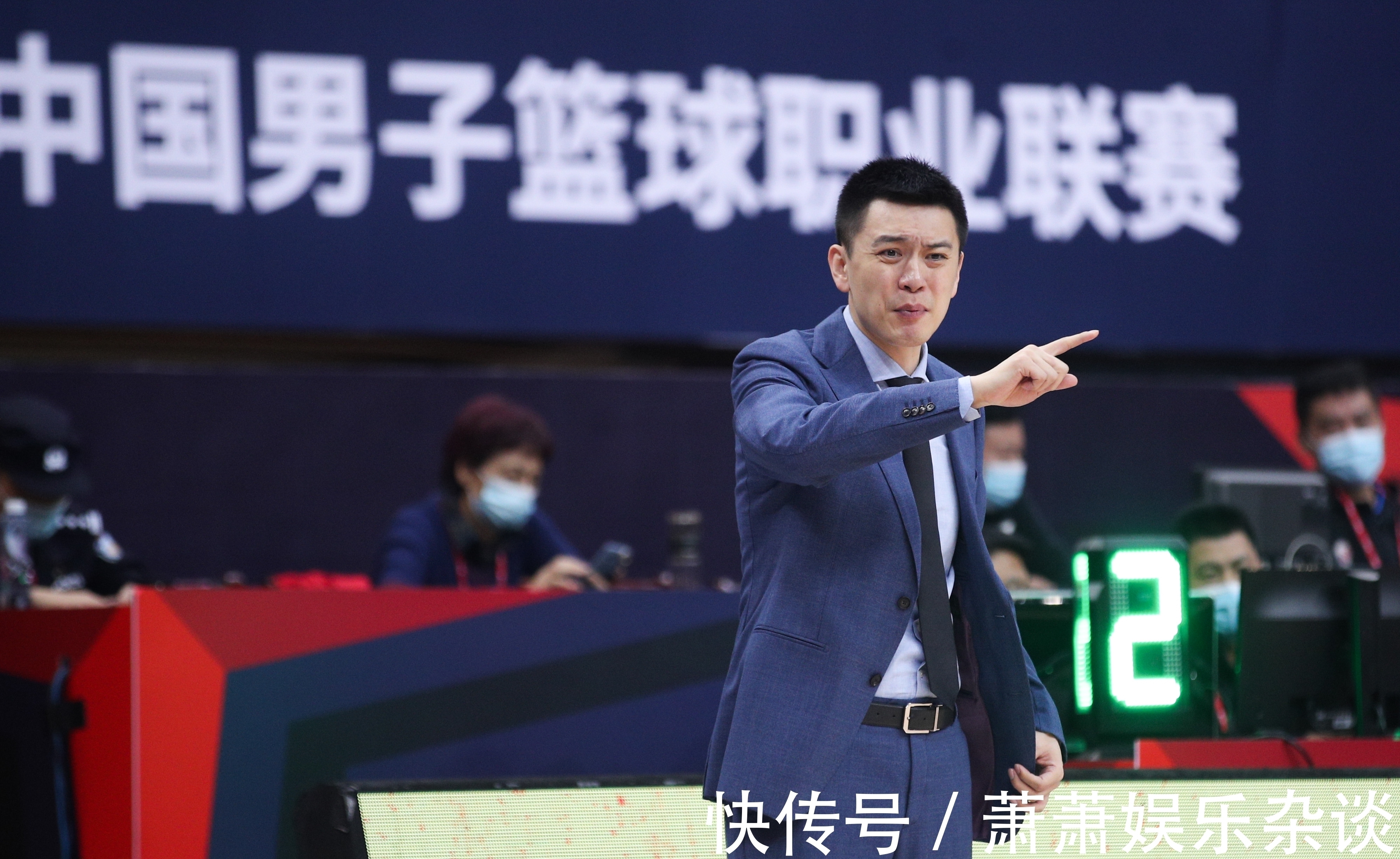 周俊成|纵观CBA|帅哥杨鸣口吐芬芳,教练江湖只有硬气没有儒雅