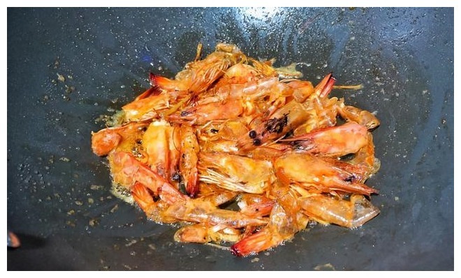 虾头部分是“屎”还是“黄”海边人教你正确吃法,否则白花钱