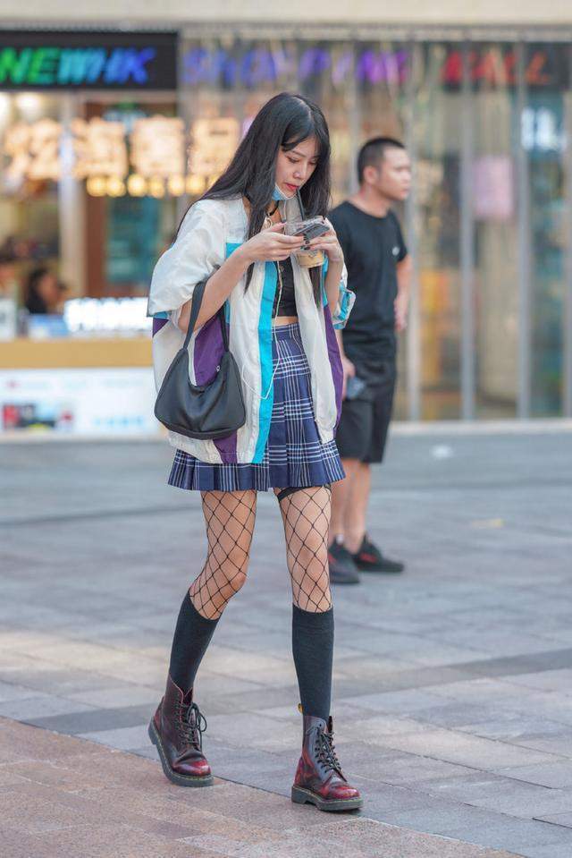 时尚其实非常简单,用对了撞色搭配,再也不用担心不够时髦