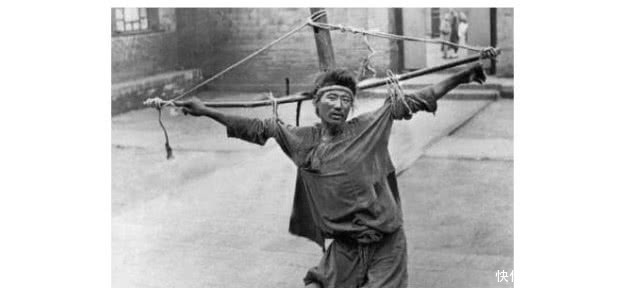 清朝|晚清罕见老照片：女子陪丈夫抽鸦片，图4清朝男子搂着一妻一妾