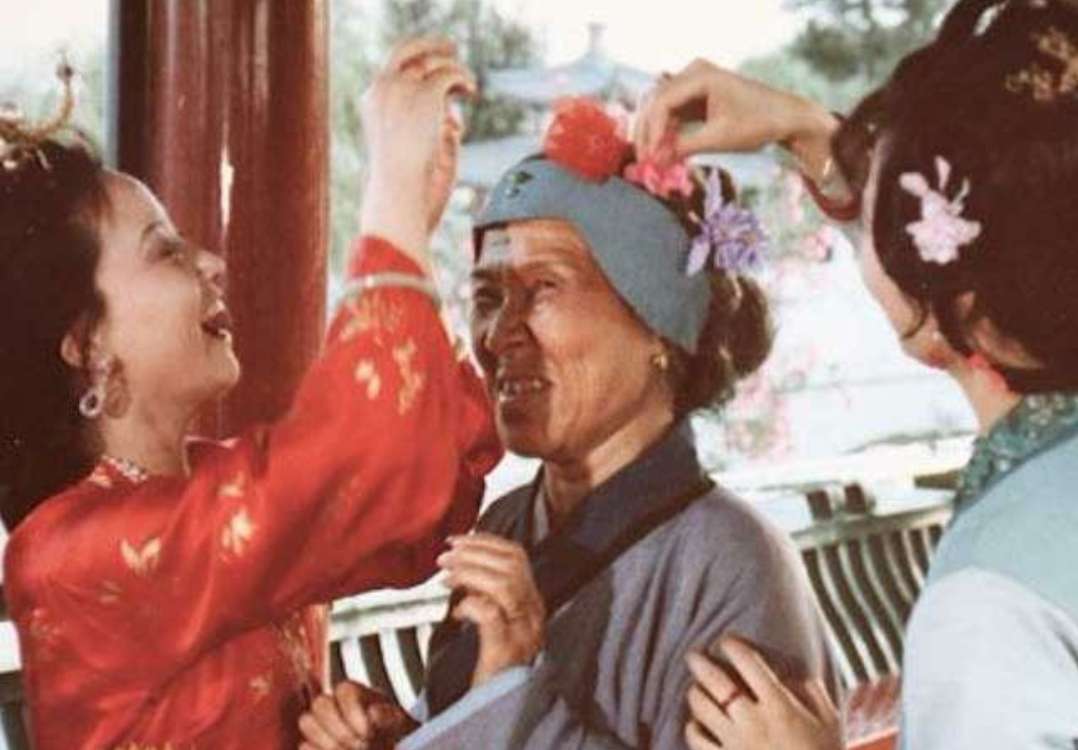 红楼梦!红楼梦刘姥姥在大观园备受调侃,只有一个是真正对她好的人