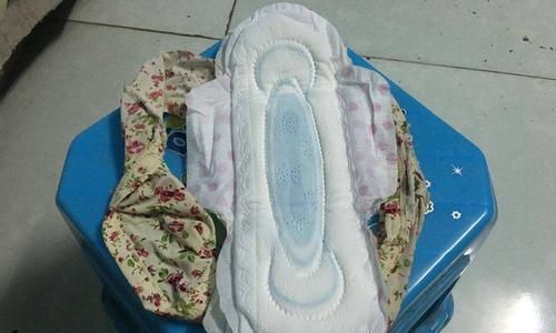 初潮|12岁女儿初潮,爸爸拿“姨妈巾”指导全过程,同学:简直不敢想象