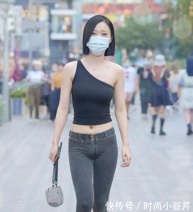 背心|露脐抹胸紧身衣+瘦腰牛仔裤,丹凤眼美女这样穿,展现女人魅力!