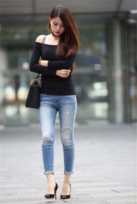  身穿|街拍小姐姐身穿吊带长裙，秀出修长身材，时尚清新又靓丽