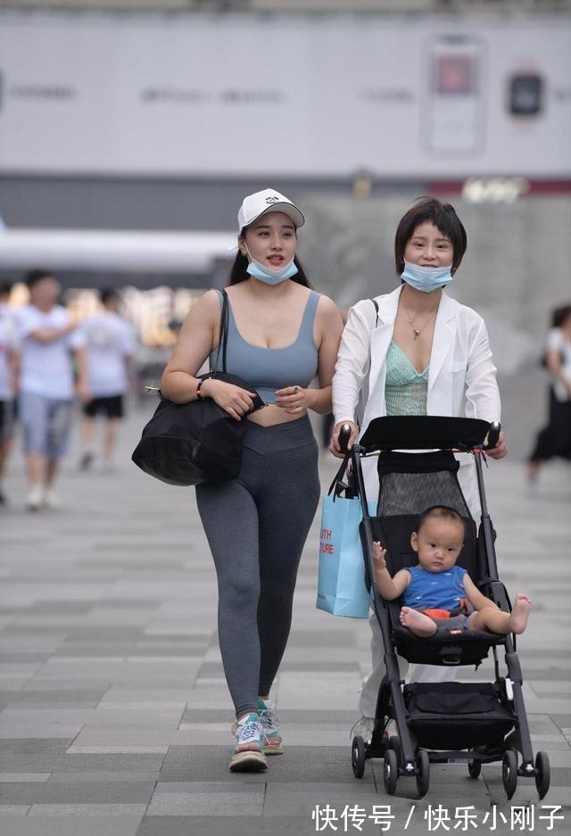 女人味 时尚又耀眼的鲨鱼裤更具时尚女人味,尽显美女端庄气质