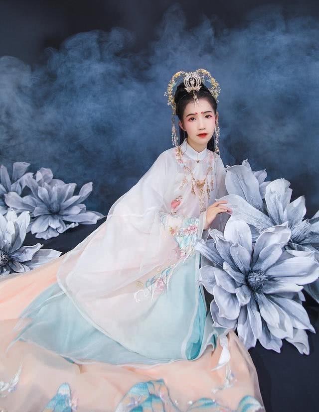 十里不愧为汉服女神!新汉服堪比“九尾”,又一款绝版汉服?