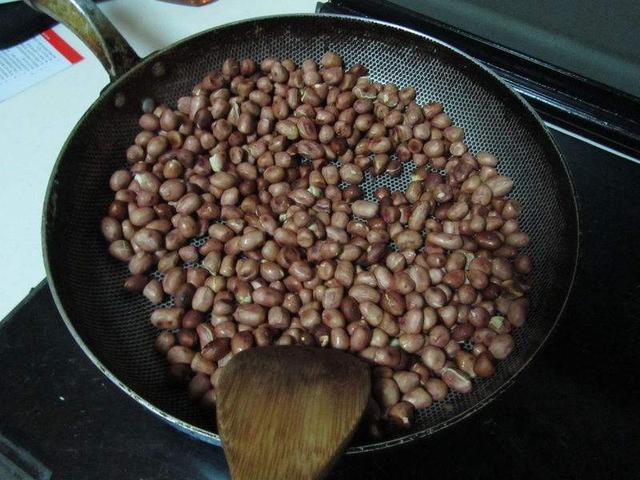 教你自制花生糖,简单“3步”就搞定,不用水只用糖,孩子抢着吃