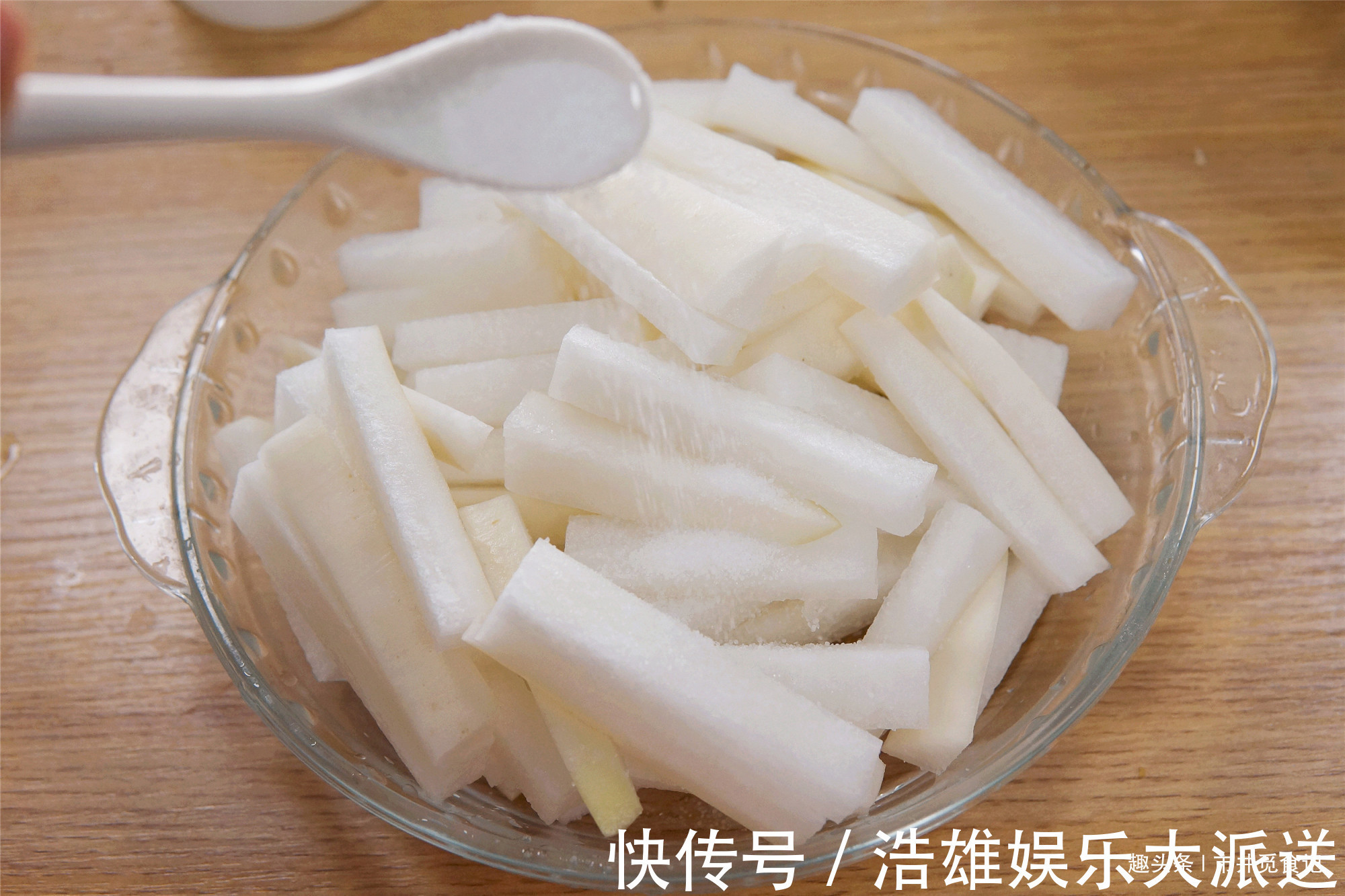 奶奶用了几十年的腌萝卜配方,酸辣开胃,喝粥绝配,不比饭店的差