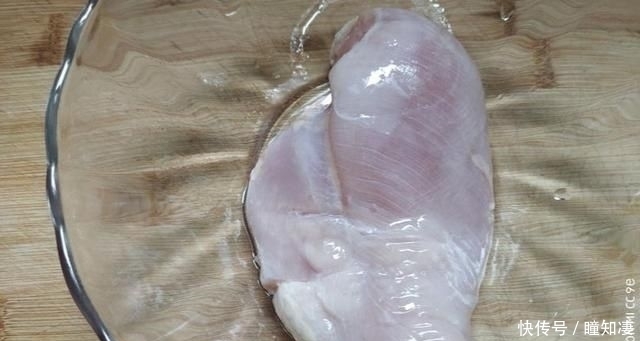 小番茄|都说鸡胸肉脂肪低热量低,分享新吃法不炒不炸,味道清爽冰凉