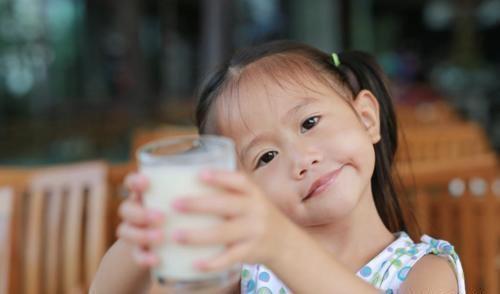 发育不良|吃一口胜过喝10瓶牛奶?13岁男孩身高178,儿科医生:长个可多食