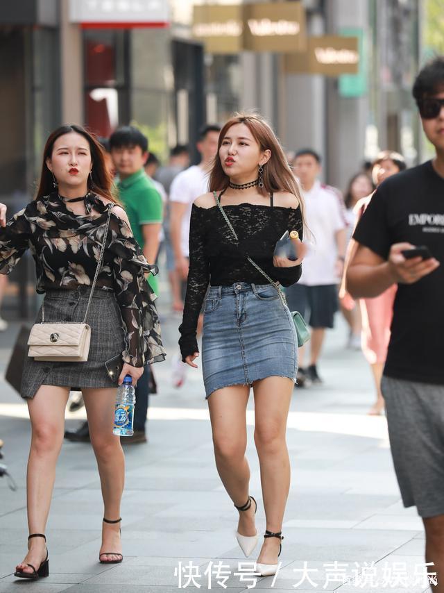 打底衫搭配牛仔短裙，配上高跟鞋，高级时髦