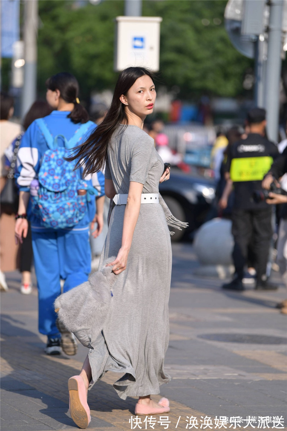 展示 高级灰的连衣长裙,不挑身材,但是没有搭配高跟鞋,有点遗憾