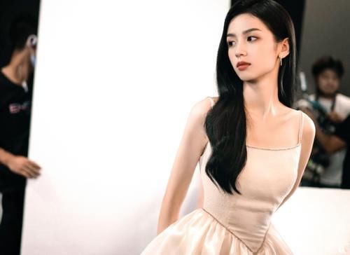 鲜厨100|周也腰又细了，穿小号“厨师服”都有点松，需要时不时用手提着