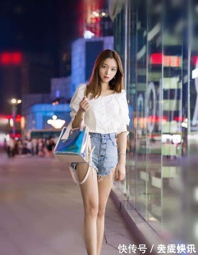 包身裙 小姐姐搭配紧身有弹力的瑜伽裤,勾勒出好看的腿型