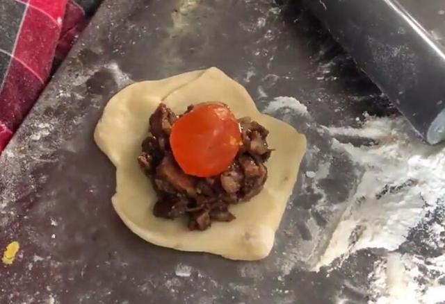 大婶路边卖这“独特包子”，5块钱一个，掰开包子后顾客抢着买！