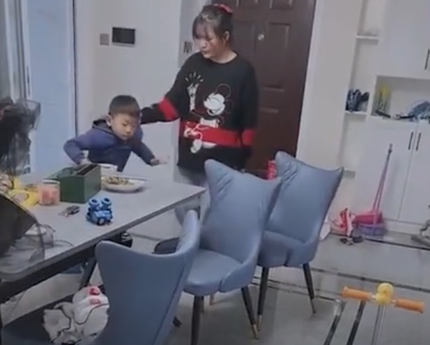 老大|14岁姐姐“拎着”5岁弟弟吃饭火了,网友:为啥弟弟都怕姐姐呢?