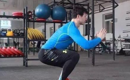 蹲姿|深蹲是健康动作之最！坚持30天，5个好处身后随！第5个男女都喜欢
