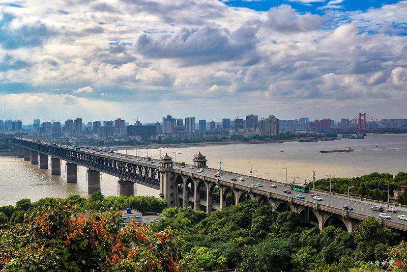 昔人已乘黄鹤去，此地空余一白地。真正的黄鹤楼竟早已消失