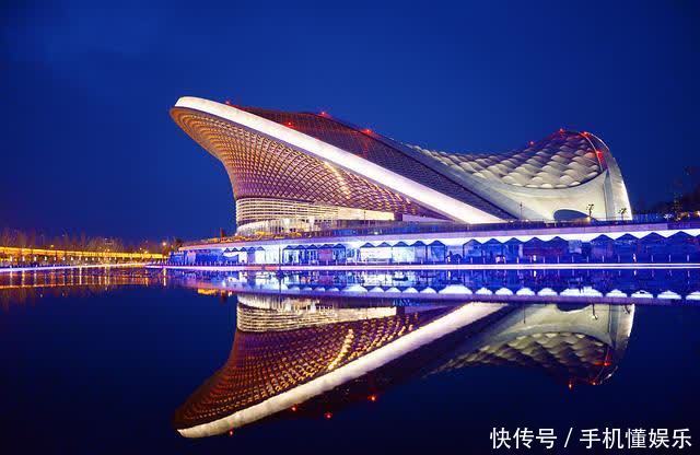 成都:露天音乐公园主场馆夜景迷人