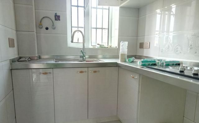 不锈钢|全包18万装修的新房,一看电视墙差点崩溃了,大家说这像什么?