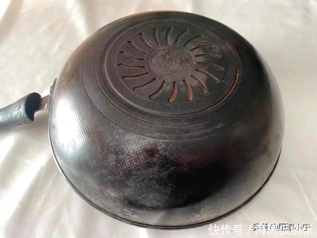 婆婆家锅底油垢太厚,巧媳妇只用1个小妙招,旧锅马上变新锅